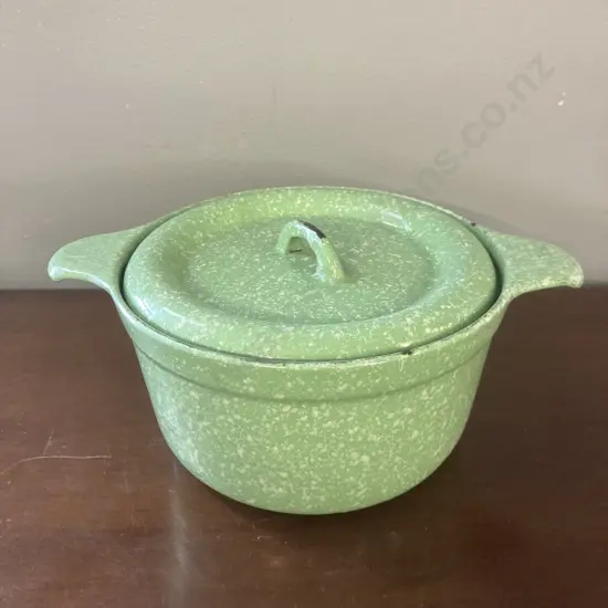 Vintage Radiation NZ Enamelled Cast Iron Casserole Dish With Lid. 10 x 28cm