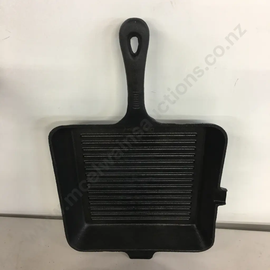 Kitchen Aid Enamelled 2.1L Cast Iron Chef Pan & Unbranded Cast Iron Skillet Image 1++