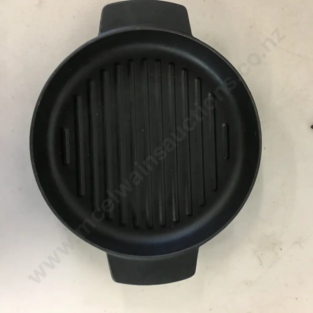 Kitchen Aid Enamelled 2.1L Cast Iron Chef Pan & Unbranded Cast Iron Skillet Image 1++