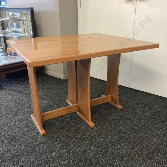 Oak Gateleg Table. H69 W100 D86cm