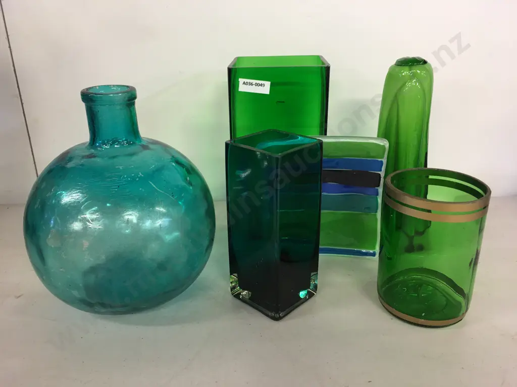 Assorted Green Glass Items Image 1++