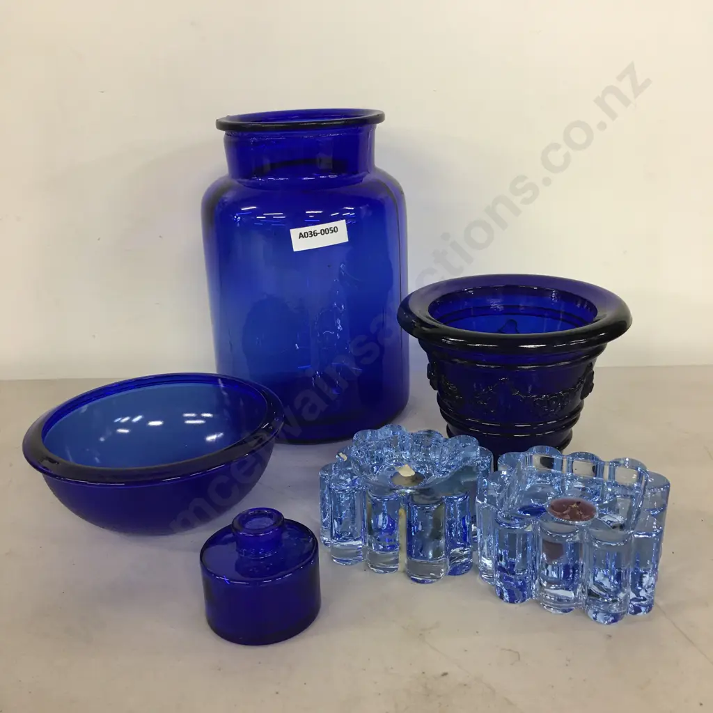 Assorted Blue Glass Items Image 1++