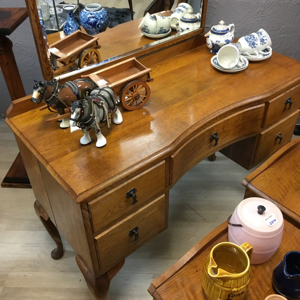 Queen Anne Style Oak Dressing Table With a Pair of Single Drawer Bedside Cabinets, Metal Drop Handles, Cabriole Legs Image 1++