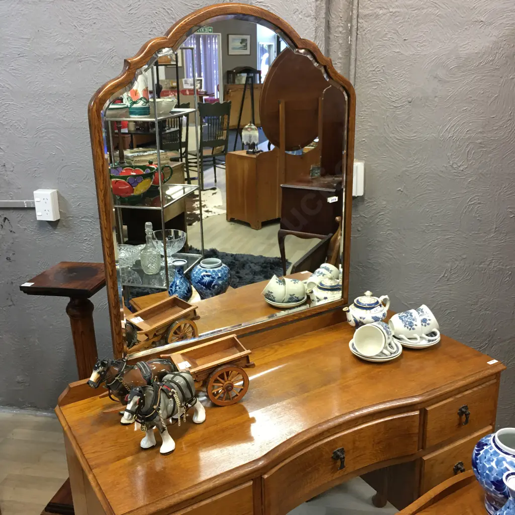 Queen Anne Style Oak Dressing Table With a Pair of Single Drawer Bedside Cabinets, Metal Drop Handles, Cabriole Legs Image 1++