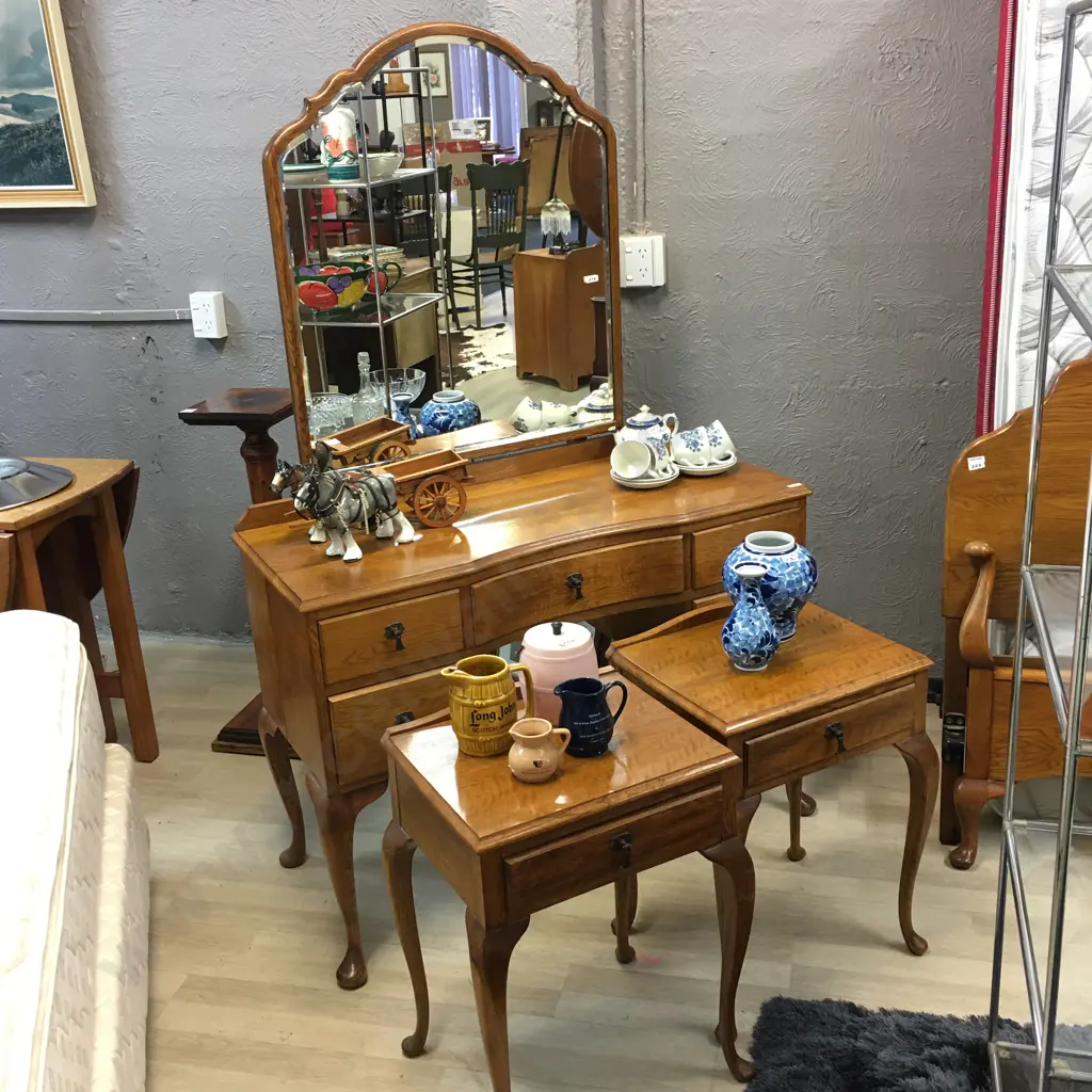 Queen Anne Style Oak Dressing Table With a Pair of Single Drawer Bedside Cabinets, Metal Drop Handles, Cabriole Legs Image 1++
