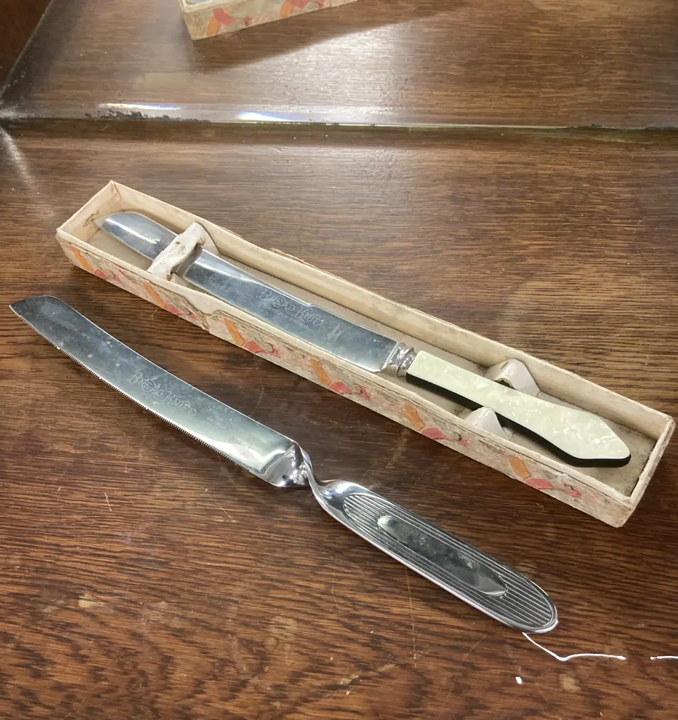 George Clark ltd Voluto Silver Fox Stainless Steel Bread Knife Sheffield England & Bread Knife With Faux Mother Of Pearl Image 1++