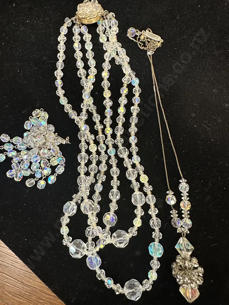 Selection Of Costume Jewellery Including Necklaces & Brooch Image 1++