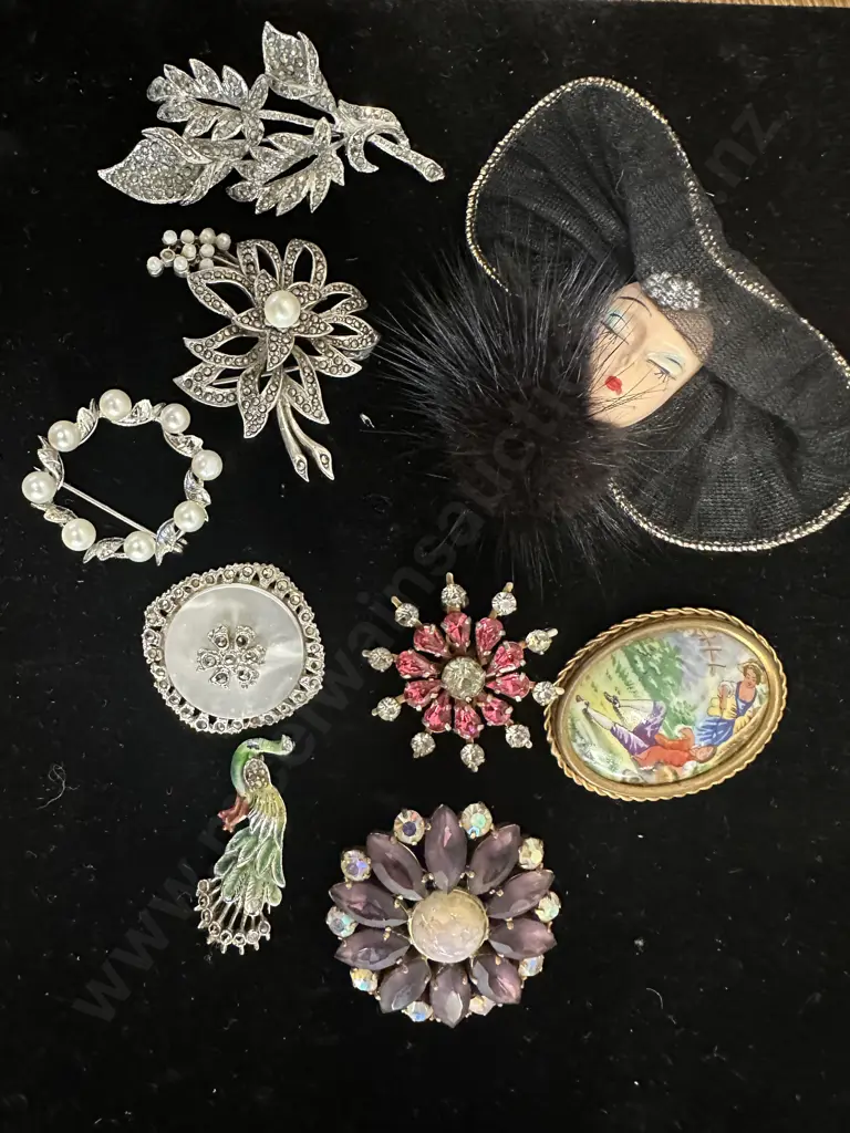 Selection Of Vintage Brooches Image 1++