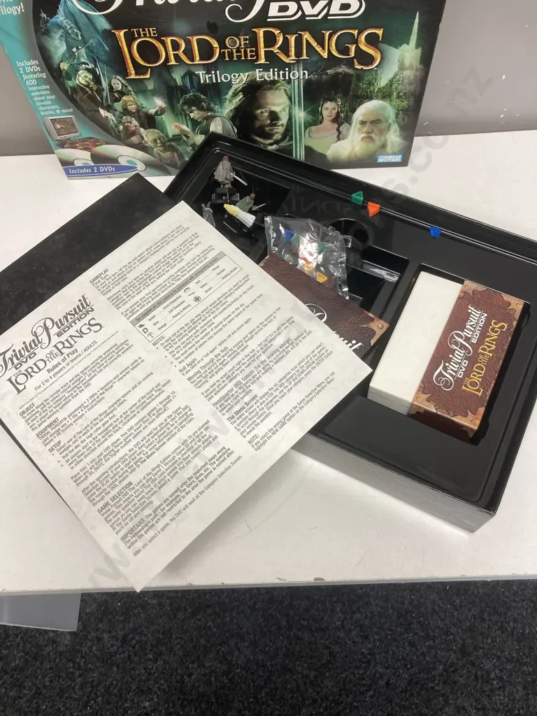 Hasbro Trivial Pursuit; DVD – The Lord Of The Rings Trilogy Edition / Board Game (2004) Image 1++