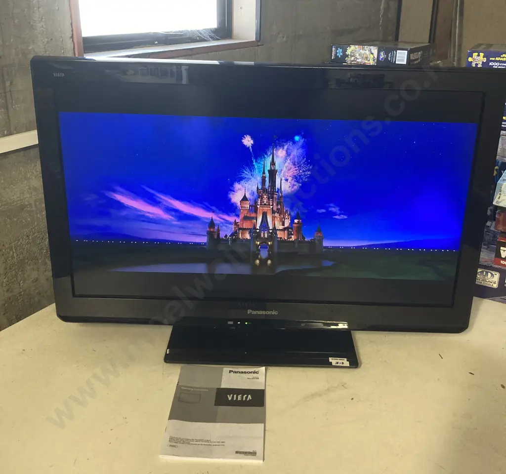 Panasonic Viera 32" LCD TV Model TH-L32C30Z With Remote Control & Manual Image 1++
