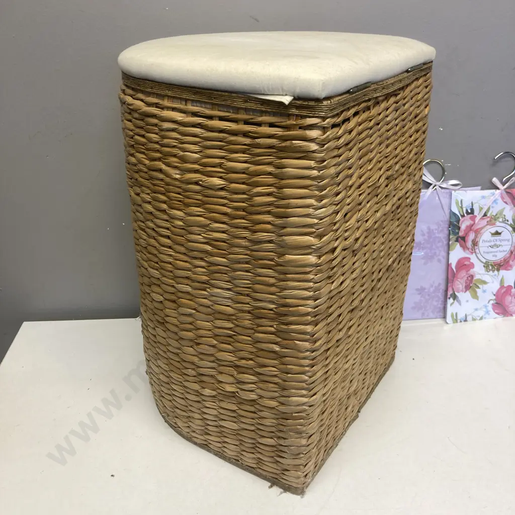Woven Seagrass Laundry Hamper With Hinged Lid & Removable Liner With 2 x Fragranced Sachets Image 1++