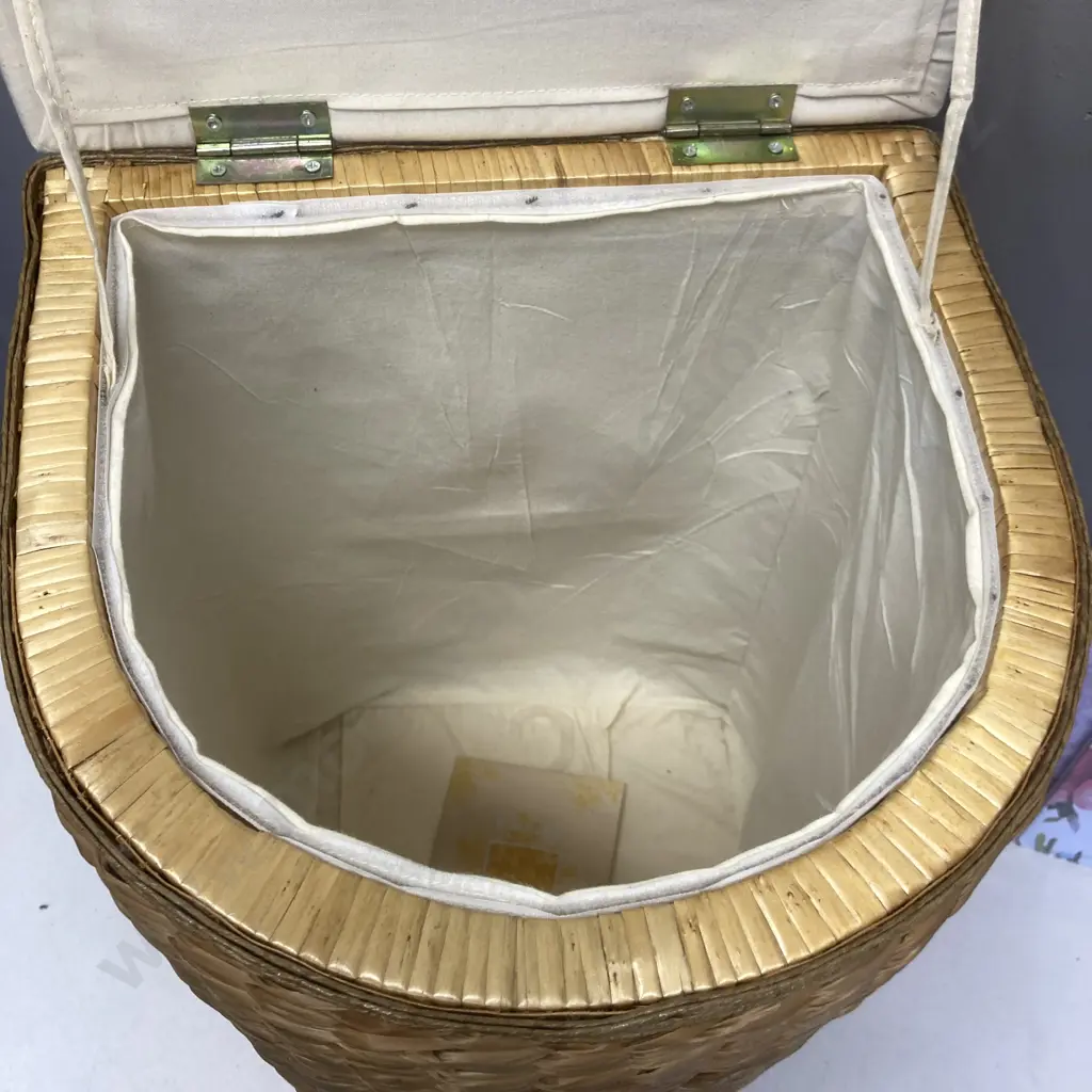 Woven Seagrass Laundry Hamper With Hinged Lid & Removable Liner With 2 x Fragranced Sachets Image 1++