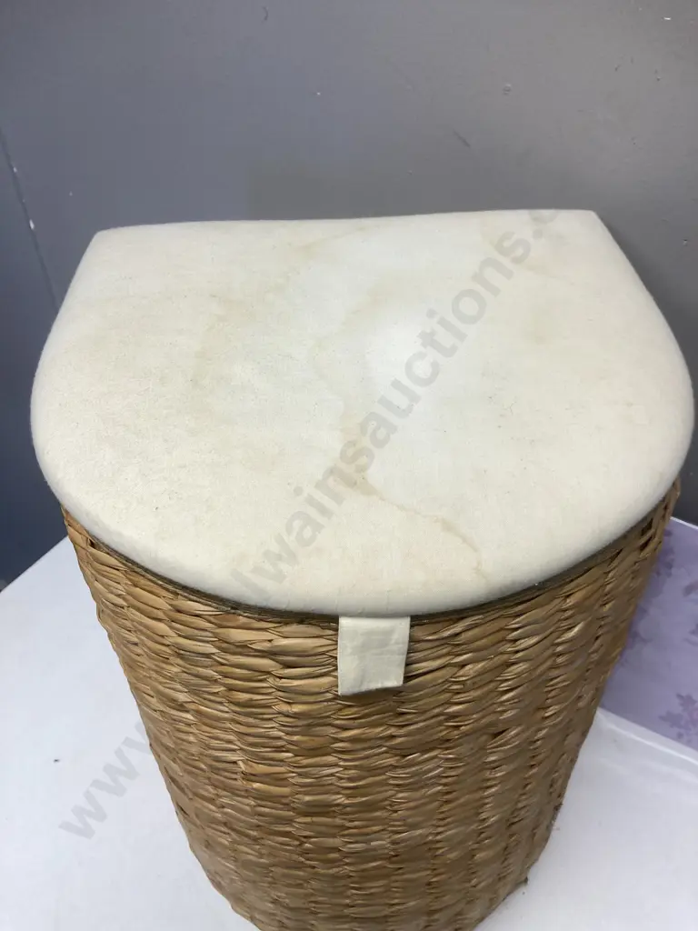 Woven Seagrass Laundry Hamper With Hinged Lid & Removable Liner With 2 x Fragranced Sachets Image 1++
