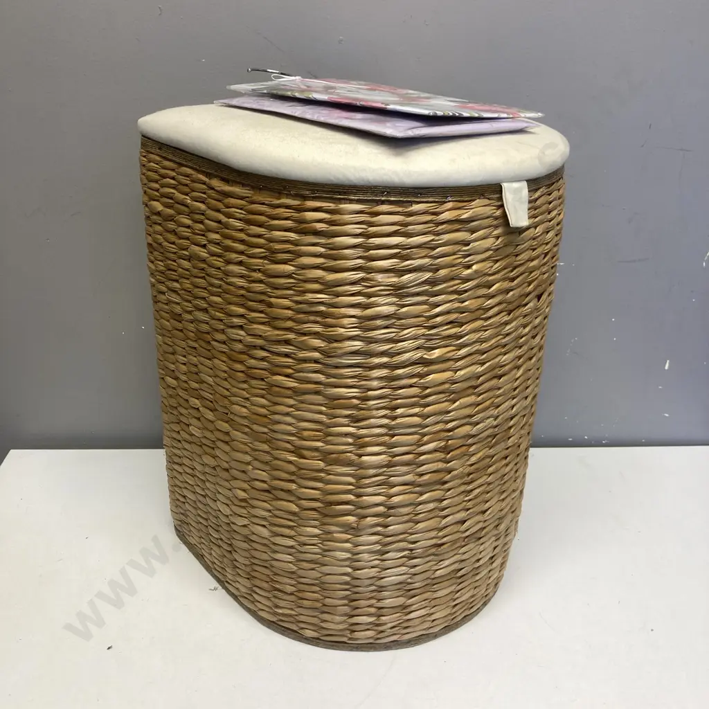 Woven Seagrass Laundry Hamper With Hinged Lid & Removable Liner With 2 x Fragranced Sachets Image 1++