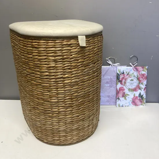 Woven Seagrass Laundry Hamper With Hinged Lid & Removable Liner With 2 x Fragranced Sachets