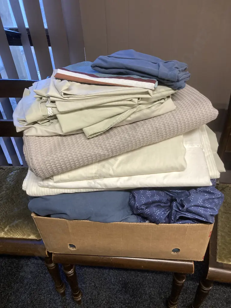 Box Lot - King Single Linen, Pillowcase Etc Image 1++