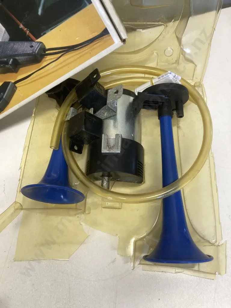 Fisa Twin Air Horn Kit 12 Volt Made In Italy & Vintage ever young D.C. Power Clamp-on Timing Light Model 0213 Image 1++