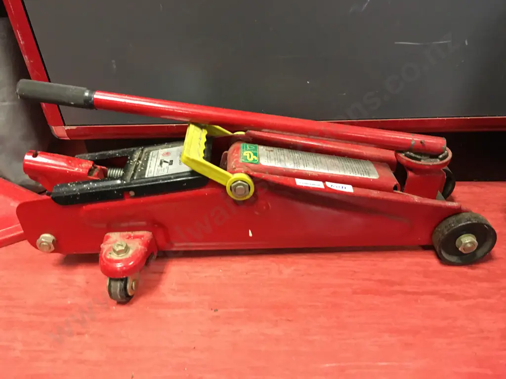 Precision 2 Ton Floor Jack Image 1++