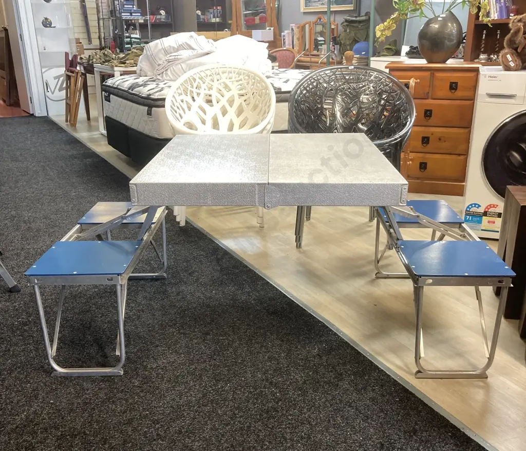 Universal Fold Up Picnic Set Image 1++