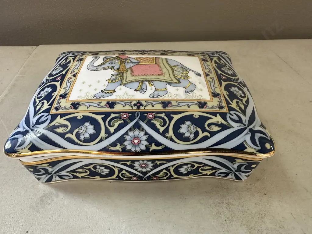 Wedgwood 'Blue Elephant' Card Box With Playing Cards Image 1++
