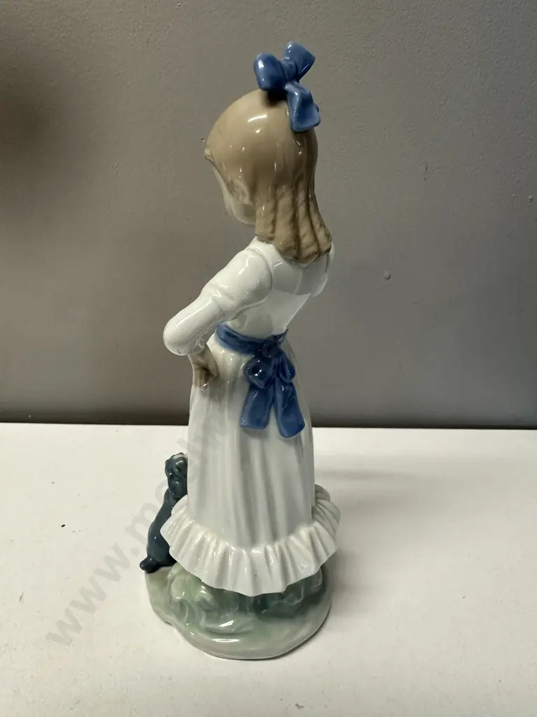 Nao Figurine 'My Dog Does Tricks' H24.5cm. Image 1++
