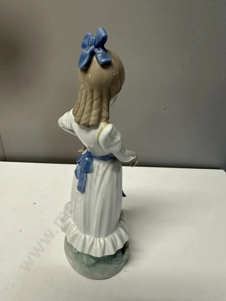 Nao Figurine 'My Dog Does Tricks' H24.5cm. Image 1++