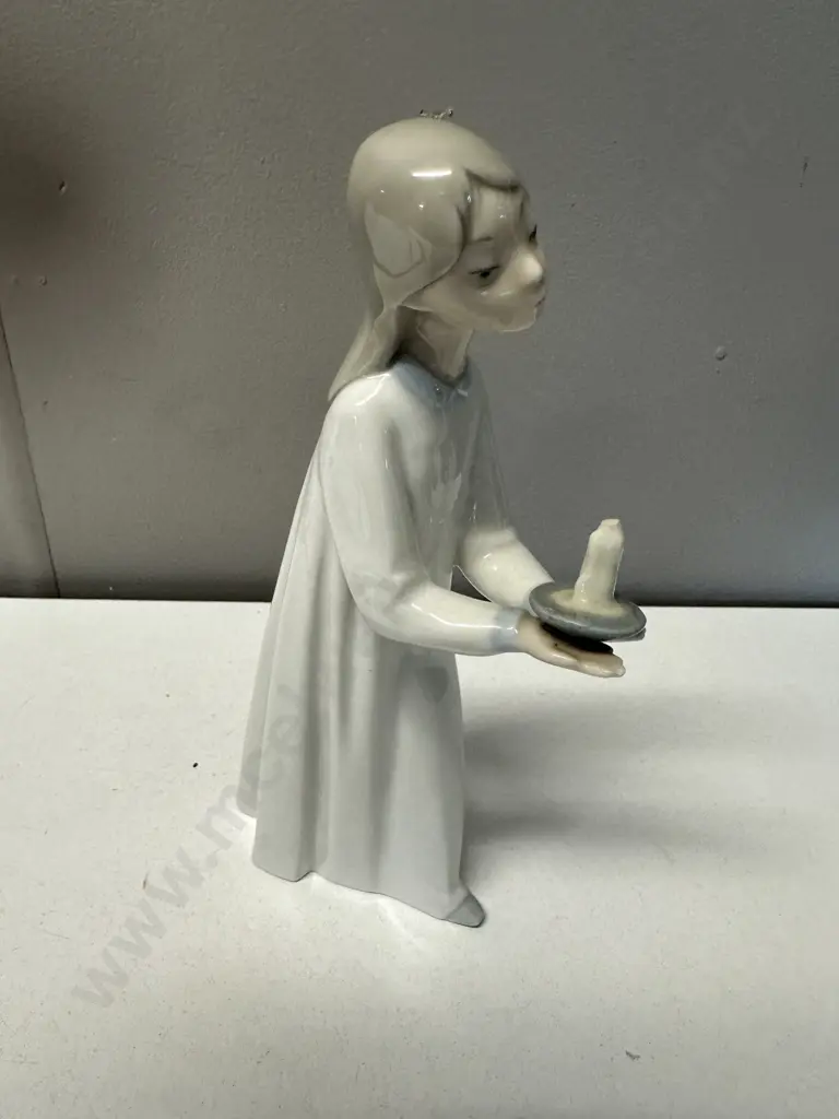 Lladro Figurine Girl Holding Candle Image 1++