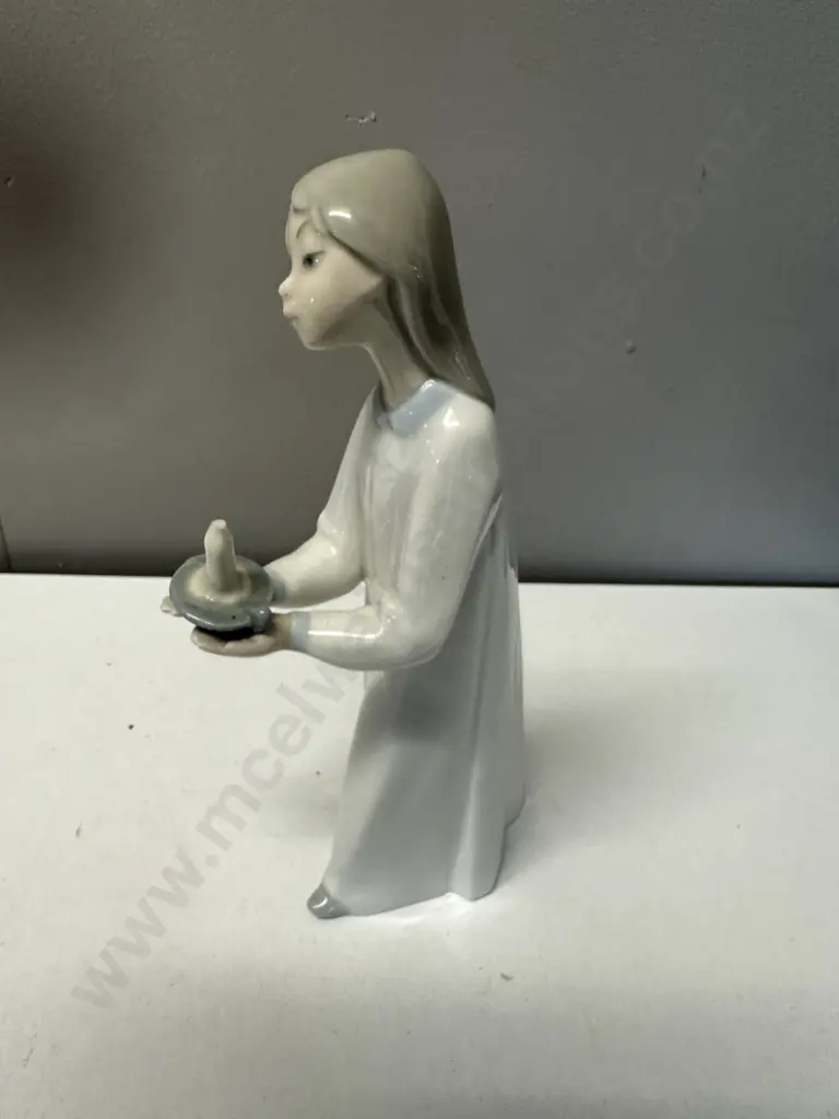 Lladro Figurine Girl Holding Candle Image 1++