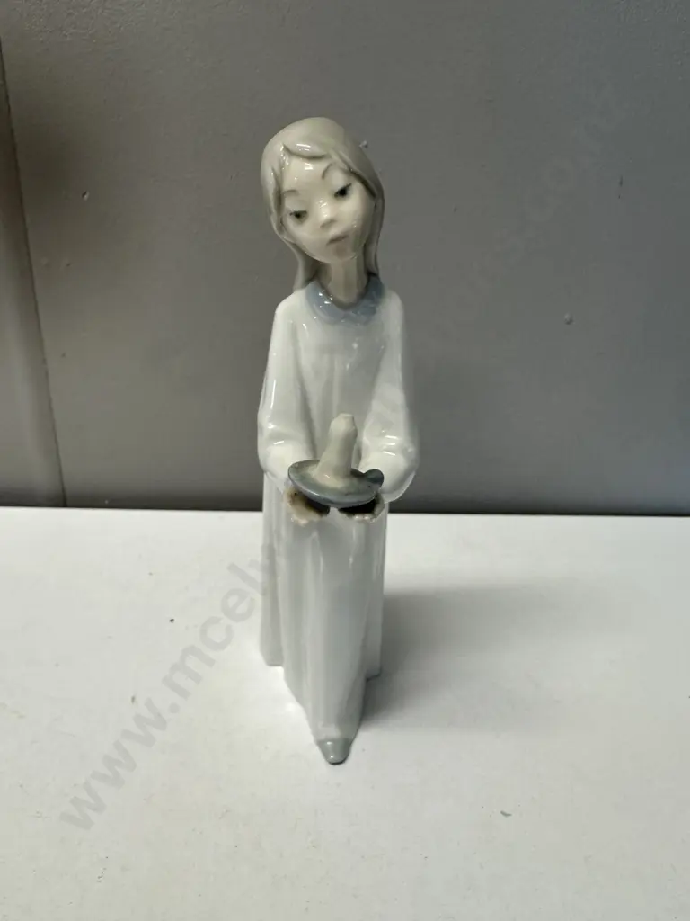 Lladro Figurine Girl Holding Candle Image 1++
