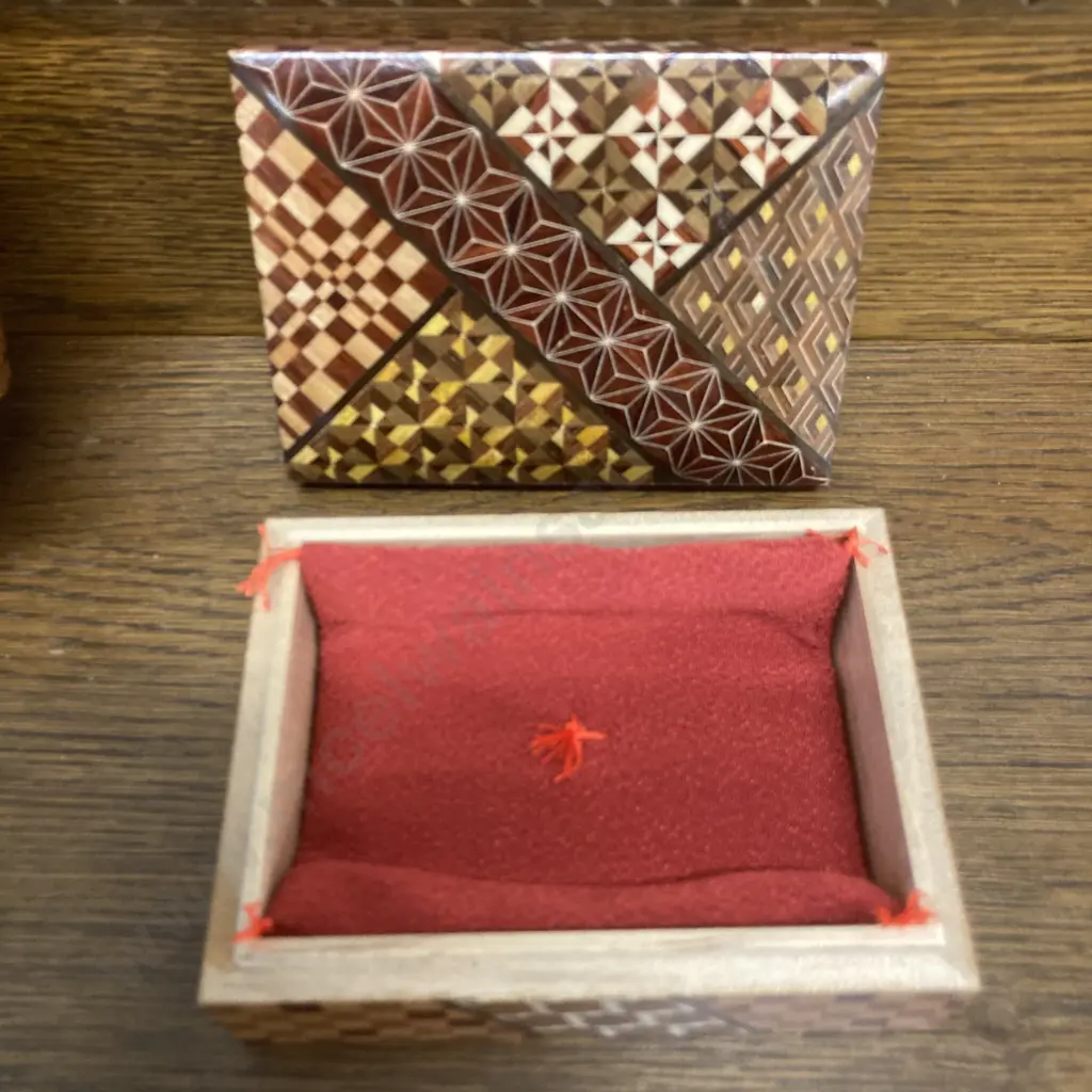 Walnut Trinket Box With Mother Of Pearl Inlay & Hinged Lid, Aus 1979 50 Cents, Lacquered Lidded Trinket Box Image 1++