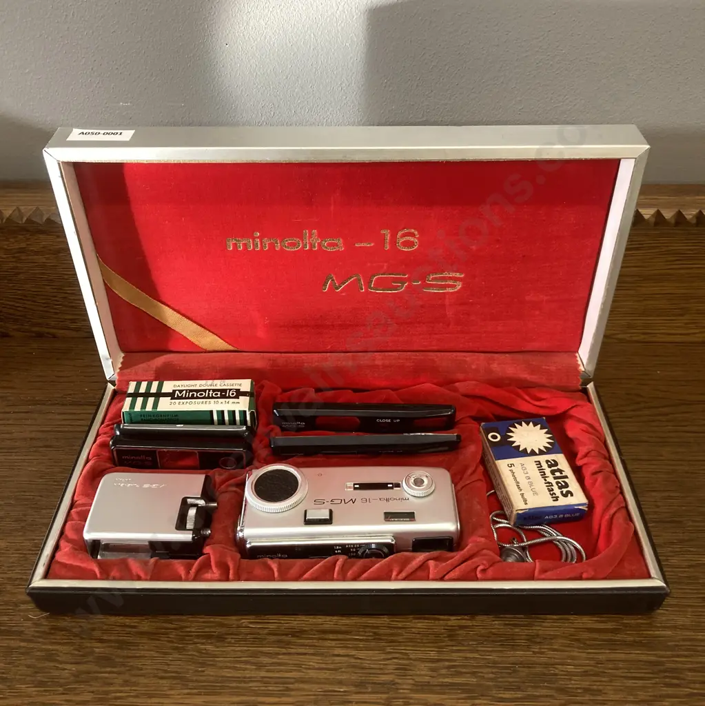 Minolta 16 MG-S 16mm Film Sub Miniature Camera with Original Case & Accessories Image 1++