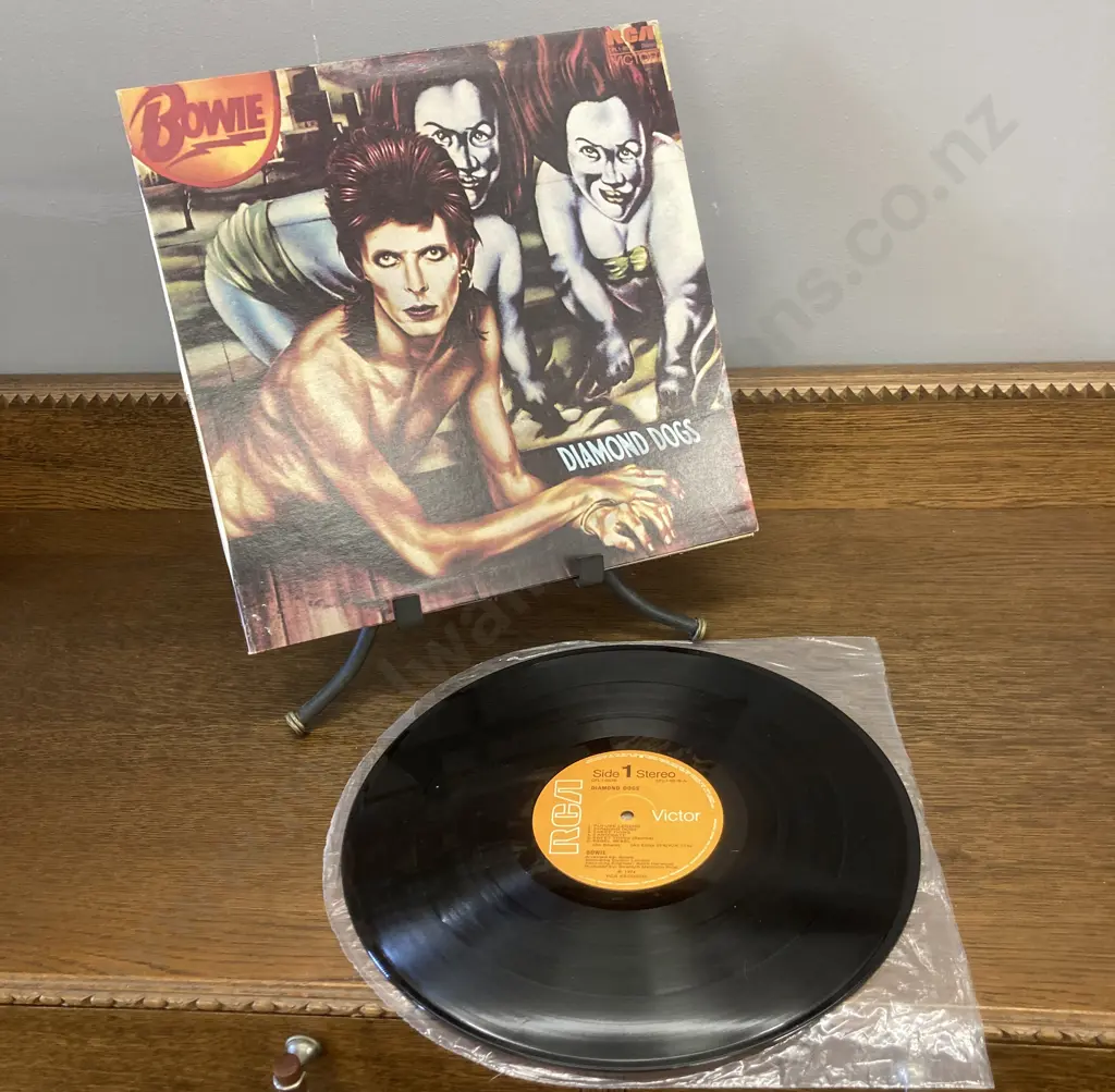 David Bowie - Diamond Dogs Vinyl LP CPL1-0576 RCA Records 1974 Rare 70's NZ Pressing In Top Condition. Gatefold Cover Image 1++