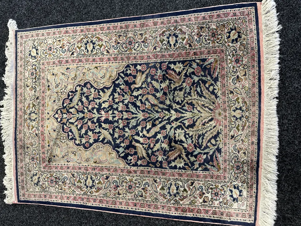 Persian Style Floor Rug. 128 x 94cm Image 1++