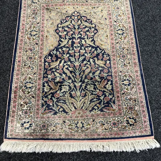 Persian Style Floor Rug. 128 x 94cm