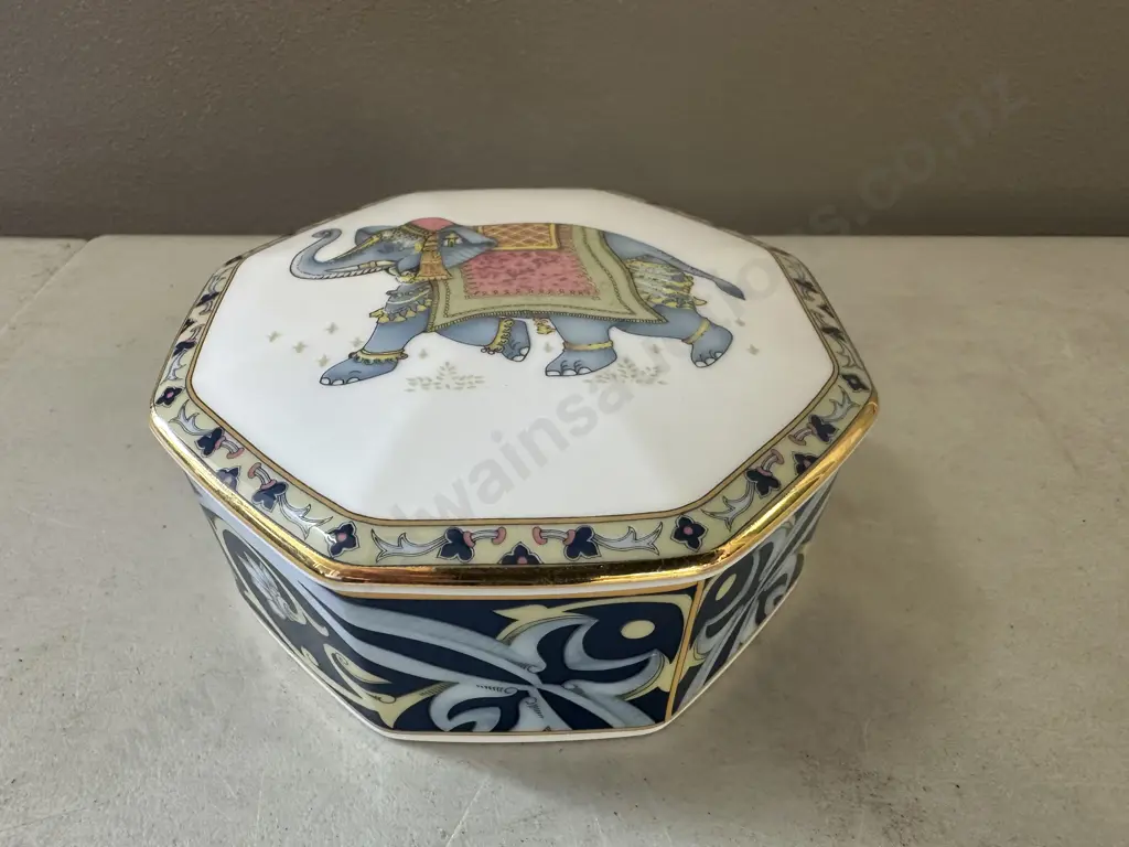 Wedgwood 'Blue Elephant' Octagonal Lidded Trinket  Dish Image 1++