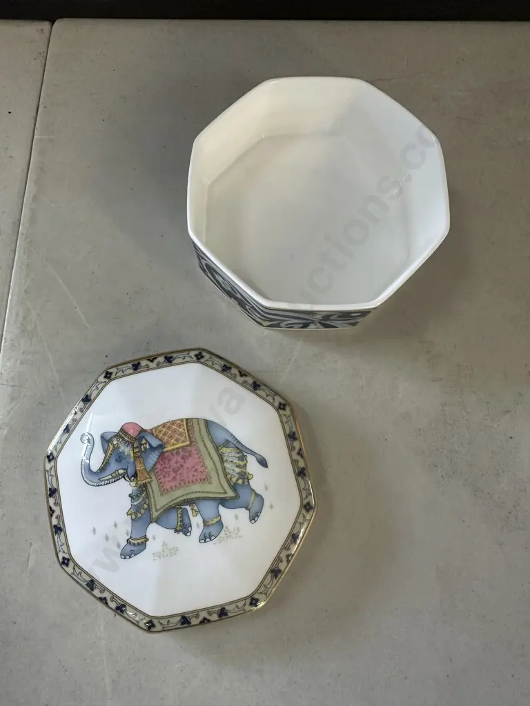 Wedgwood 'Blue Elephant' Octagonal Lidded Trinket  Dish Image 1++