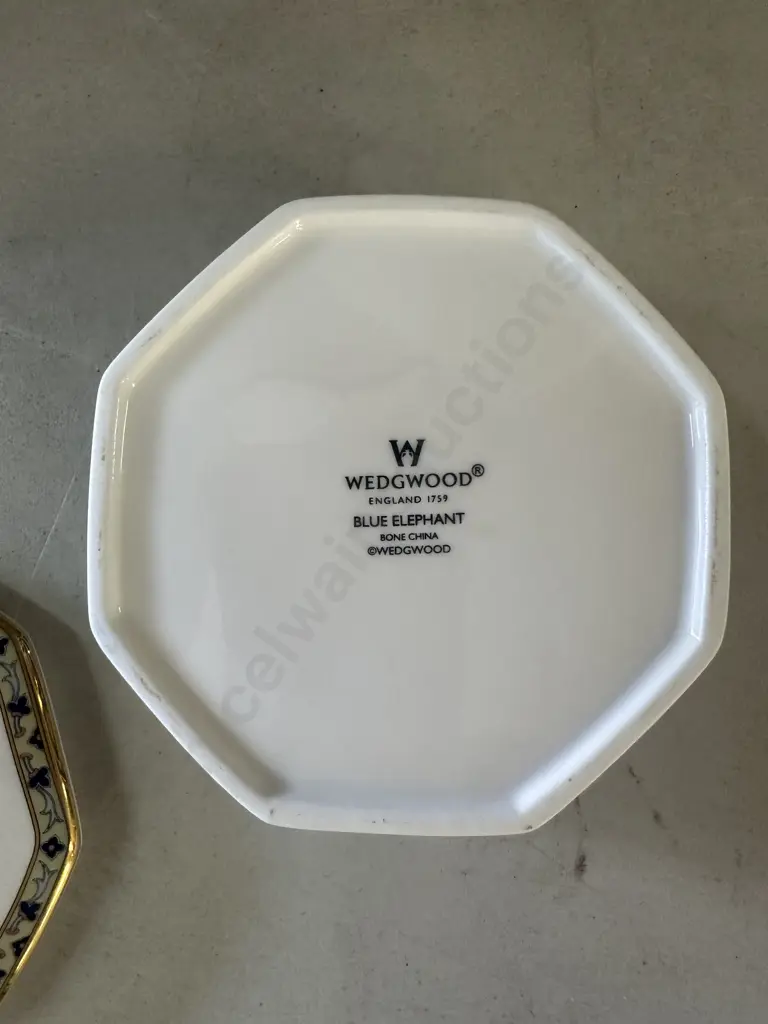 Wedgwood 'Blue Elephant' Octagonal Lidded Trinket  Dish Image 1++