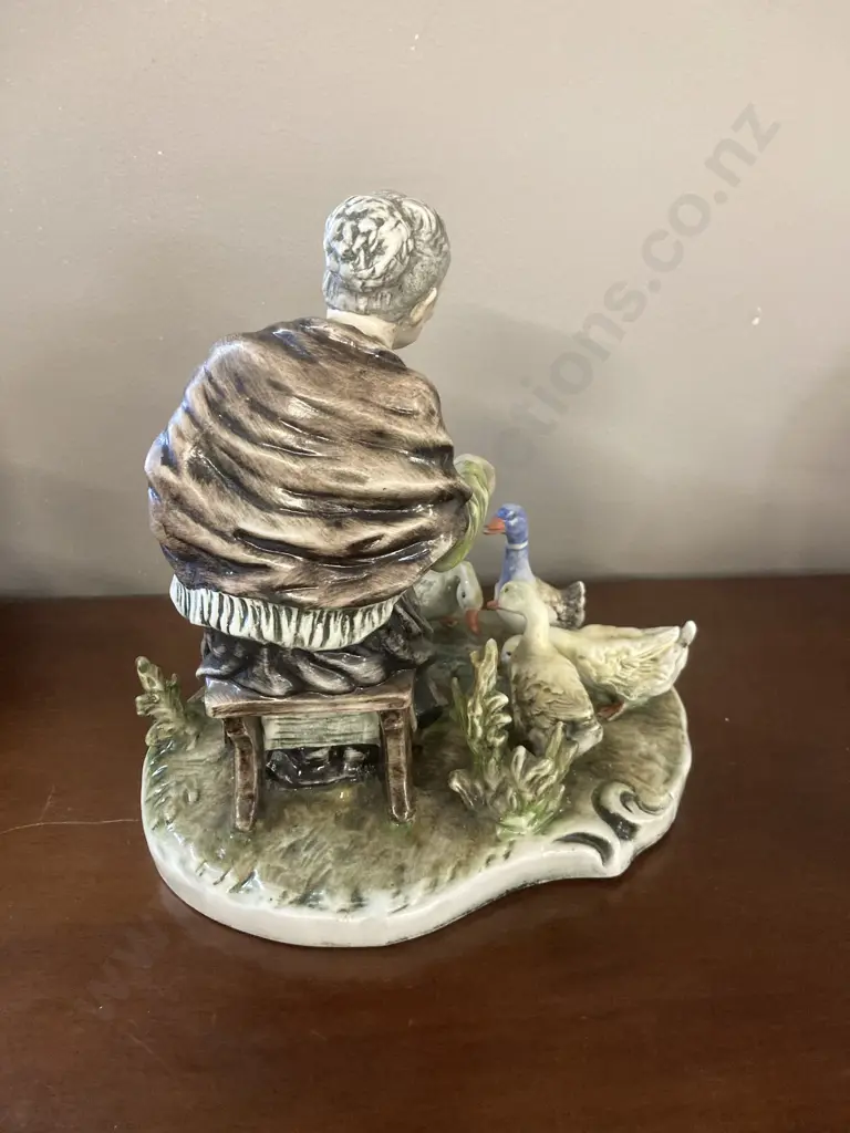 Capodimonte Old Woman Feeding Ducks Regis 627 Porcelain Figurine. 23 x 21cm Image 1++