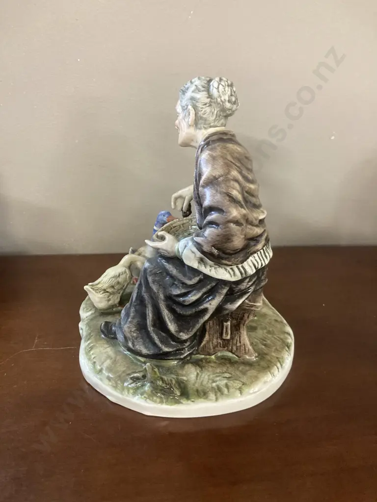 Capodimonte Old Woman Feeding Ducks Regis 627 Porcelain Figurine. 23 x 21cm Image 1++