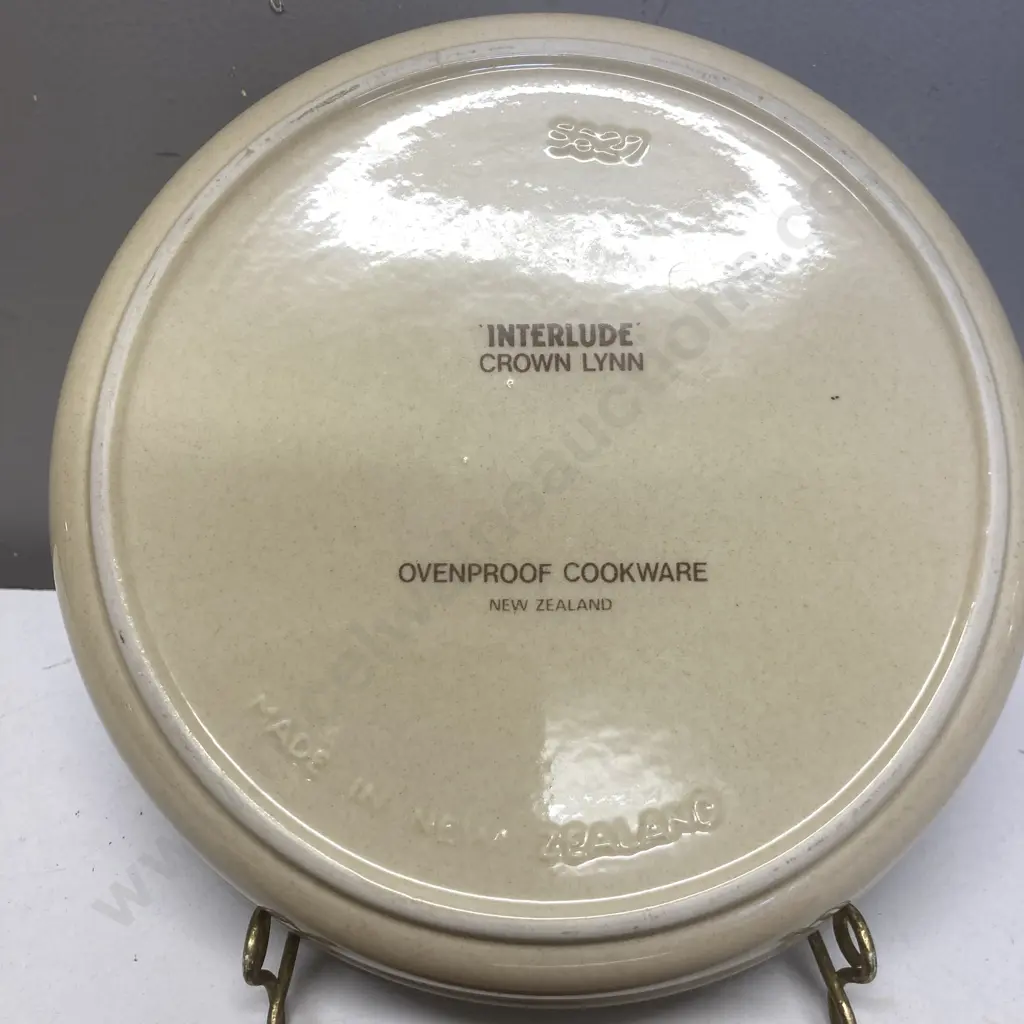 Crown Lynn Interlude Round Baking Dish & Pioneer Oval Dishes Image 1++