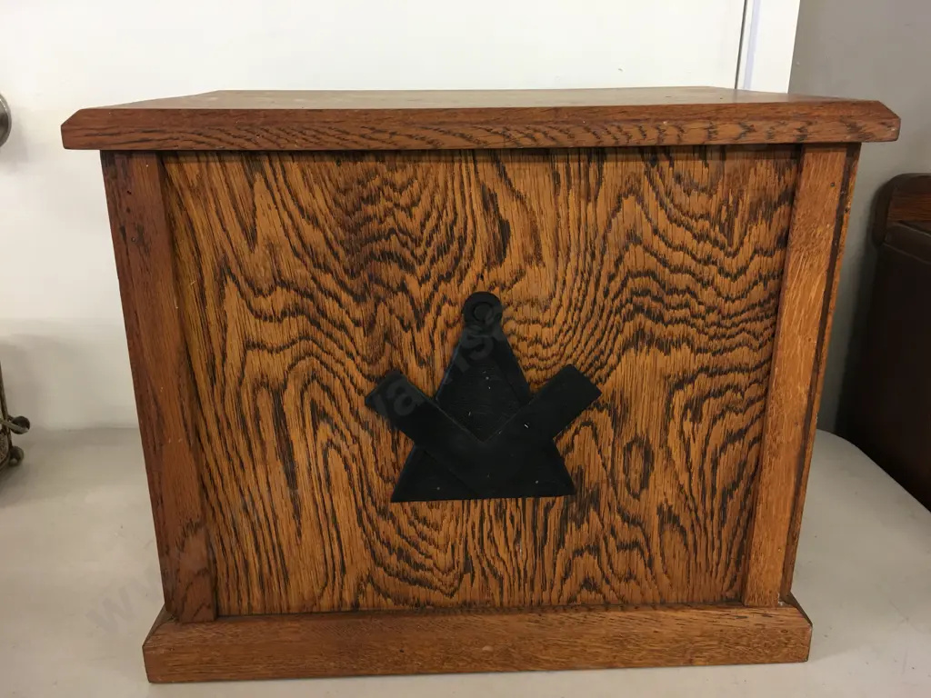 Small Oak Three Drawer Unit H36,W43,D30cm. Image 1++