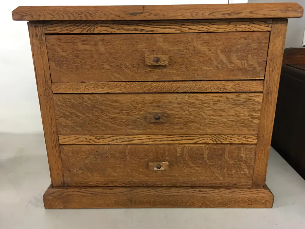 Small Oak Three Drawer Unit H36,W43,D30cm. Image 1++