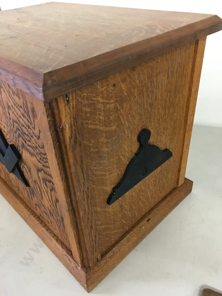 Small Oak Three Drawer Unit H36,W43,D30cm. Image 1++