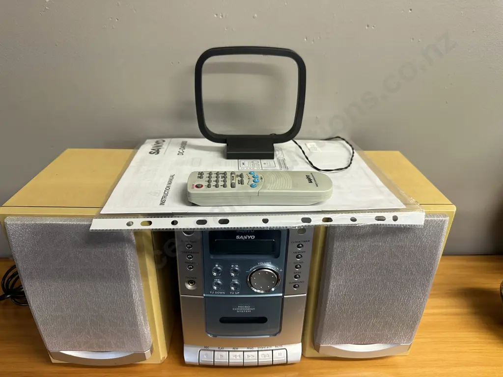 Sanyo Micro Component System With Manual & Remote Image 1++