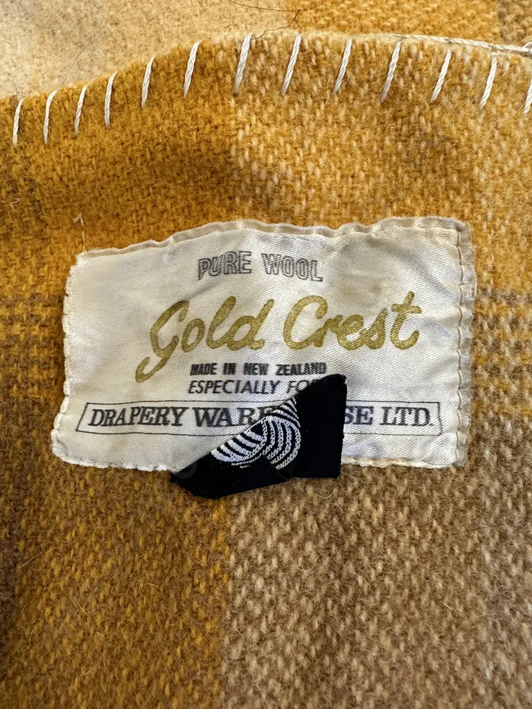 Pair Of Queensize Woollen Gold Crest Drapery Warehouse Ltd Blankets Image 1++