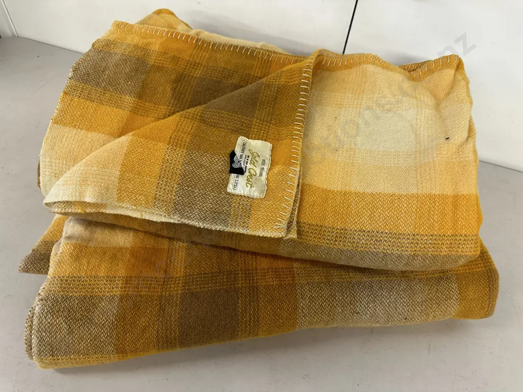Pair Of Queensize Woollen Gold Crest Drapery Warehouse Ltd Blankets Image 1++