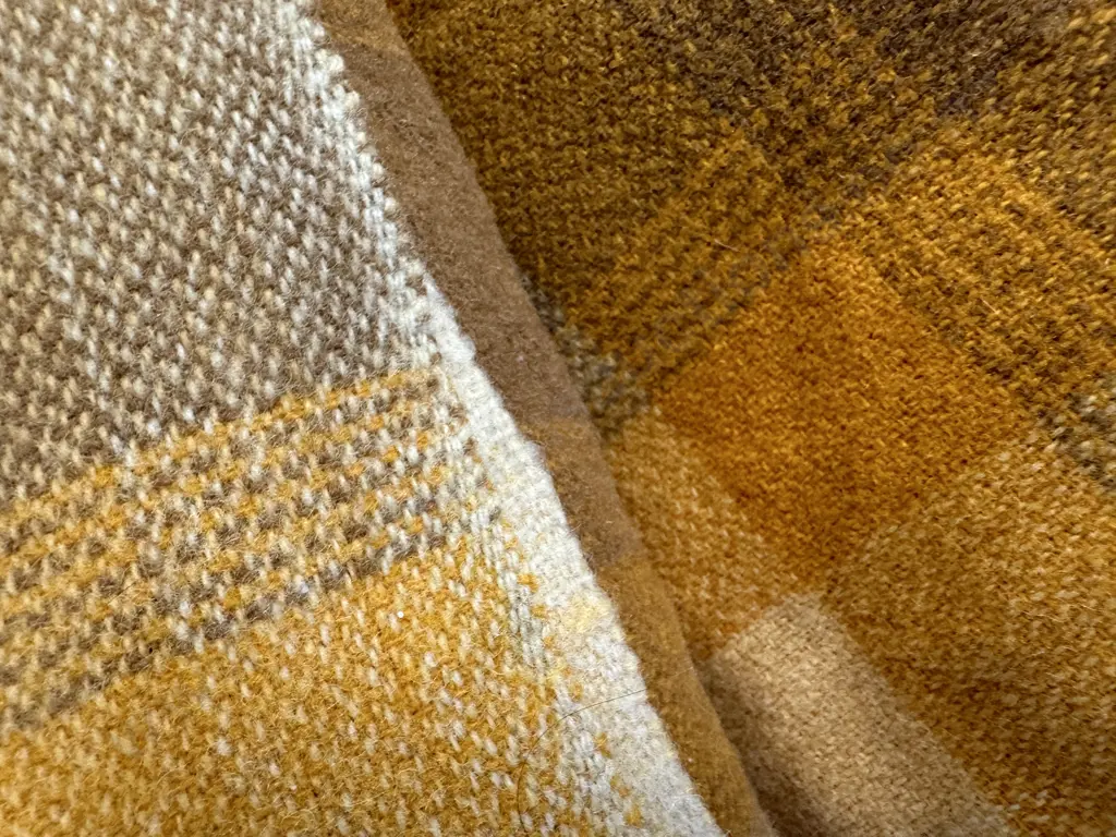 Pair Of Queensize Woollen Gold Crest Drapery Warehouse Ltd Blankets Image 1++
