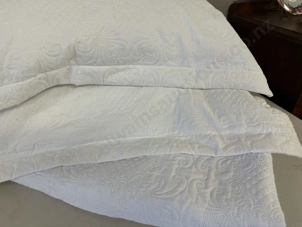 Coverlet, Pillows & Cases Image 1++