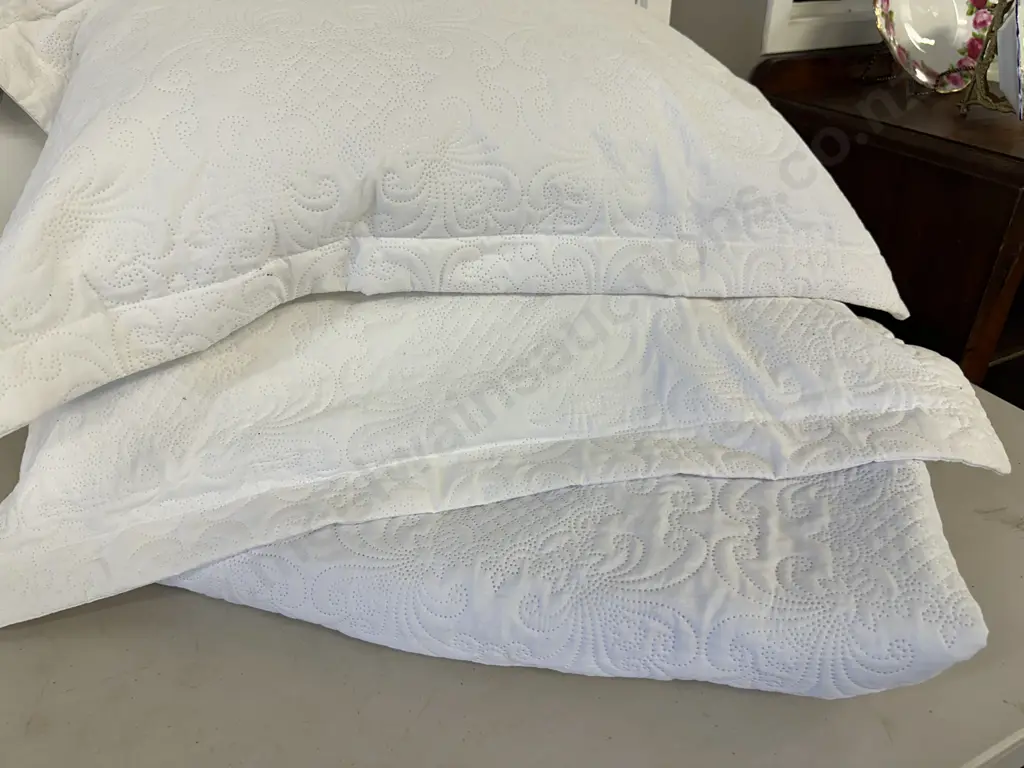 Coverlet, Pillows & Cases Image 1++