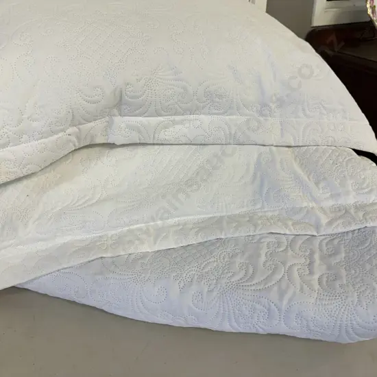 Coverlet, Pillows & Cases